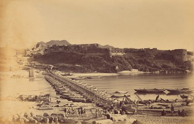 Le Pont des bateaux et le Fort, depuis Khairabad - John Burke