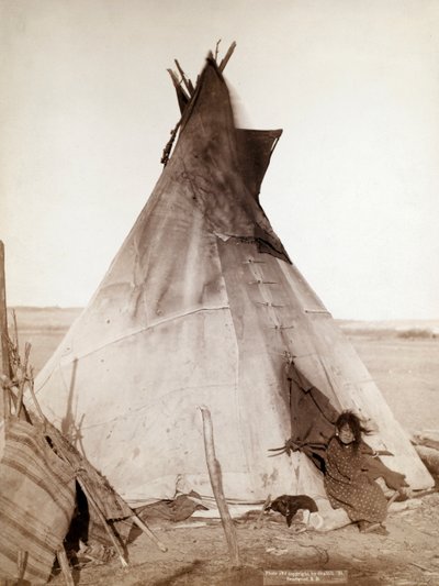 Fille Oglala assise devant un tipi - John C. H. Grabill