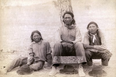 Trois adolescents Lakota en vêtements occidentaux, 1891 - John C. H. Grabill