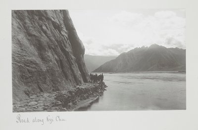 Route le long de Kyi Chu, troupes sur la rive - John Claude White