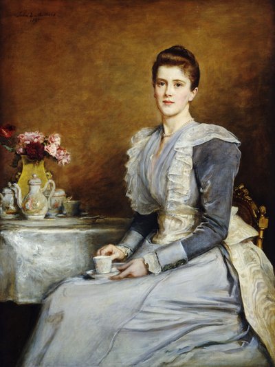Portrait de Mme Joseph Chamberlain, assise aux trois quarts à une table de thé, portant une robe grise et blanche, 1891 - John Everett Millais