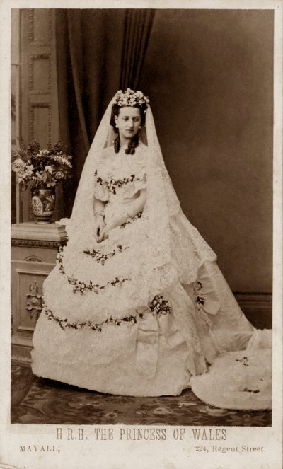 Princesse Alexandra du Danemark dans sa robe de mariée pour son mariage avec le prince de Galles, le futur roi Édouard VII - John Jabez Edwin Paisley (after) Mayall