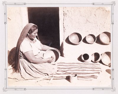 Femme polissant une poterie - John K. Hillers
