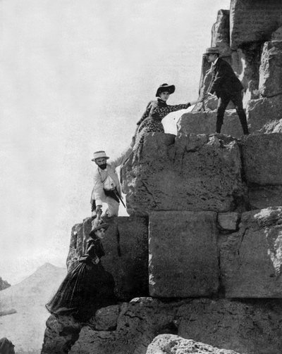 Ascension de la grande pyramide de Khéops à Gizeh, Égypte, vers 1890 (photo n/b) - John Lawson Stoddard