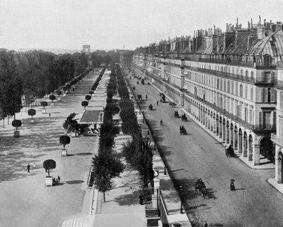 Rue de Rivoli à Paris, à gauche : jardin des Tuileries, en arrière-plan : Arc de Triomphe, vers 1900 - John Lawson Stoddard
