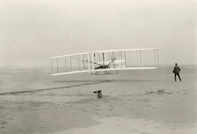 Le Wright Flyer I fait son premier vol de 120 pieds en 12 secondes, à Kitty Hawk, Caroline du Nord - John T. Daniels
