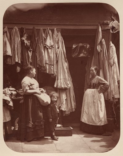 Une Boutique de Vieux Vêtements, Seven Dials - John Thomson