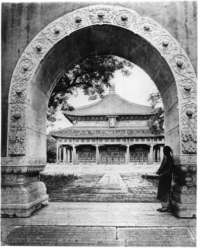 Arcade vers la salle des classiques, Pékin, c.1867-72 - John Thomson