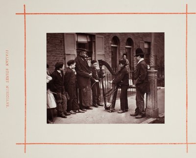 Musiciens de rue italiens, 1877 - John Thomson