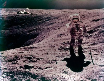 Astronaute Charles Duke sur le site d