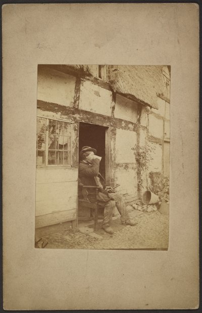 [Homme assis buvant dans une tasse dans l