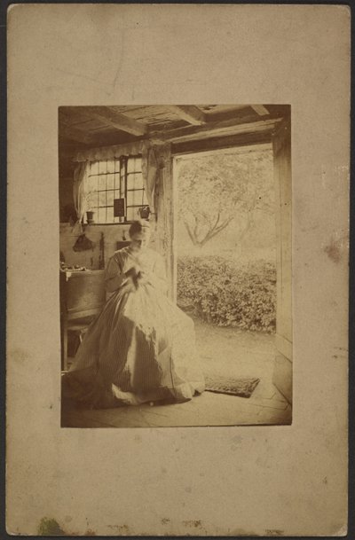 [Femme en robe longue rayée assise à l
