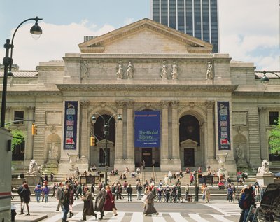 (détail) de la façade de la bibliothèque publique de New York, ouverte en 1911 - John and Hastings, Thomas Carrere