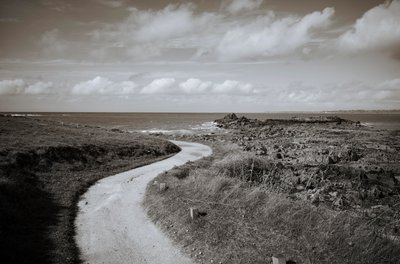 Locquirec en Bretagne et La Roche Tombee, chute de pierres, 2022 (photo) - Jon Nicholson