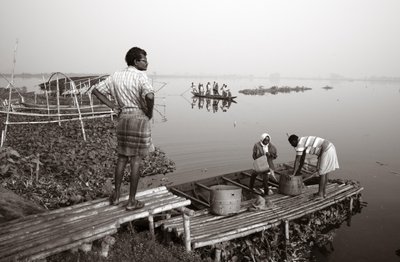 Pêche en zone humide à Kolkata, 2016 (photo) - Jon Nicholson