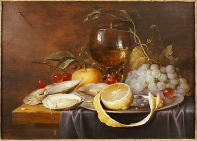 Un Roemer, un demi-citron pelé sur une assiette en étain, des huîtres, des cerises et une orange sur une table drapée - Joris van Son