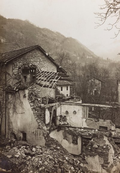 Album "Meine weltkriegs - Erinnerungen Front Sud-Ouest (Carinthie, Italie, Tyrol du Sud) 31/03/1915-12/11/1918 - Josef Zohles Wien": décombres d