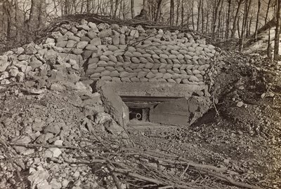 Album "Meine weltkriegs - Erinnerungen Front Sud-Ouest (Carinthie, Italie, Tyrol du Sud) 31/03/1915-12/11/1918 - Josef Zohles Wien": bunker militaire avec canon - Josef Zohles
