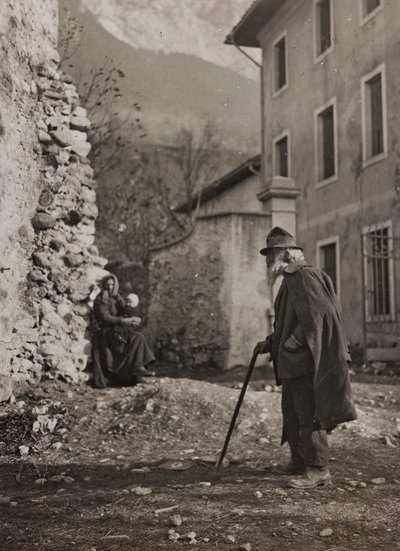 Album "Meine weltkriegs - Erinnerungen Front Sud-Ouest (Carinthie, Italie, Tyrol du Sud) 31/03/1915-12/11/1918 - Josef Zohles Wien": vieil homme sur une route de campagne - Josef Zohles