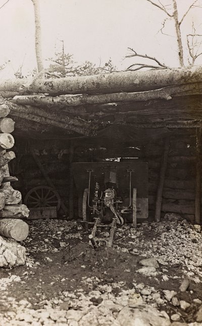 Album "Meine weltkriegs - Erinnerungen South-West Front (Carinthie, Italie, Tyrol du Sud) 31/03/1915-12/11/1918 - Josef Zohles Wien": cabane avec canon - Josef Zohles