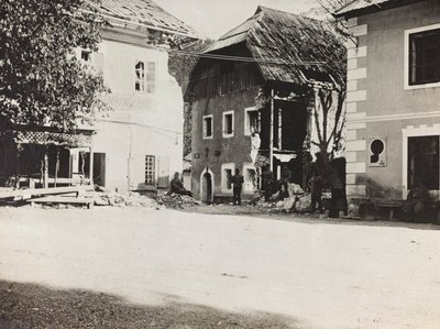 Album "Meine weltkriegs - Erinnerungen South-West Front (Carinthie, Italie, Tyrol du Sud) 31/03/1915-12/11/1918 - Josef Zohles Wien" : place avec décombres - Josef Zohles