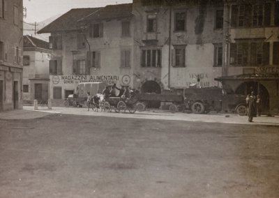 Moyens militaires sur une place - Josef Zohles