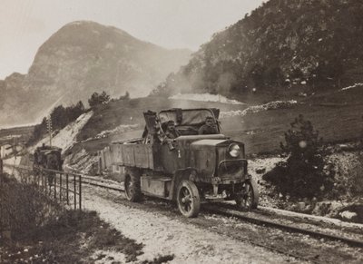 Véhicules militaires le long de la route - Josef Zohles