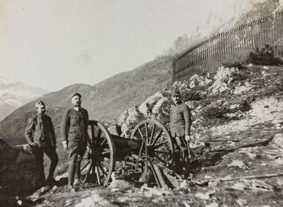 Album "Meine weltkriegs - Erinnerungen South-West Front (Carinthia, Italie, South Tyrol) 31/03/1915-12/11/1918 - Josef Zohles Wien": soldats avec canon - Josef Zohles