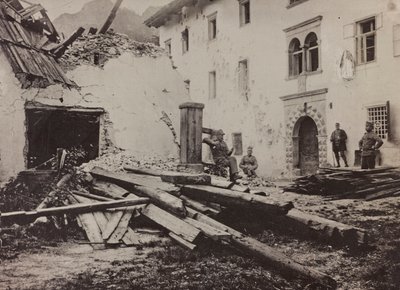 Album "Meine weltkriegs - Erinnerungen South-West Front (Carinthia, Italie, South Tyrol) 31/03/1915-12/11/1918 - Josef Zohles Wien": soldats et décombres à Valb - Josef Zohles