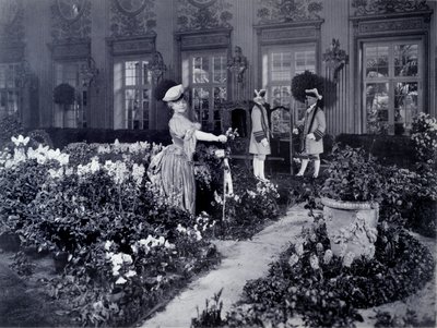 Réjane (Gabrielle Charlotte Réju, dite) (1856-1920), comédienne française arrivant en chaise pour porter un costume de bal à New York en 1905 - Joseph Byron