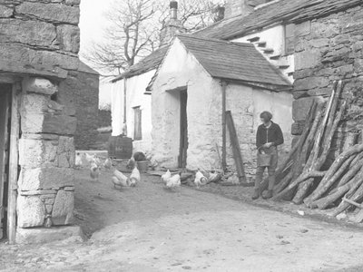 Land Girl nourrissant des volailles dans une ferme à Ulpha dans les Duddon Fells - Joseph Hardman