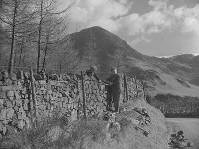 Deux peintres travaillant sur un mur - Joseph Hardman