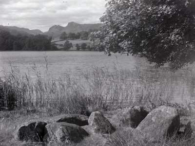 Vue sur le Tarn de Loughrigg, au premier plan, quelques pierres enfoncées dans le sol. - Joseph Hardman