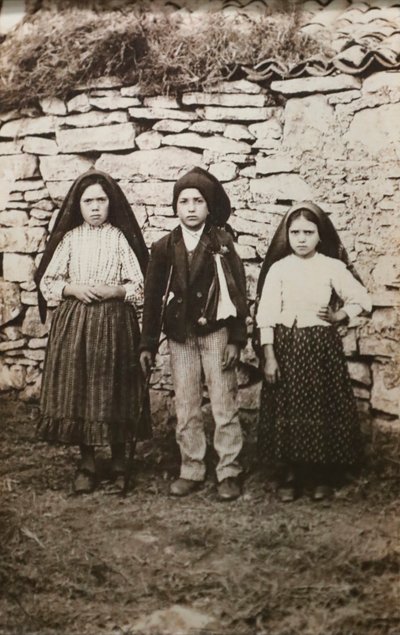 Sanctuaire de Fatima. Lucia dos Santos et ses cousins Francisco et Jacinta Marto. Notre-Dame de Fatima. Portugal. - Joshua Benoliel