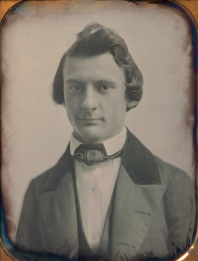 Jeune homme en costume trois pièces et nœud papillon, années 1850. Créateurs : Josiah Johnson Hawes, Albert Sands Southworth - Josiah Johnson Hawes, Albert Sands Southworth