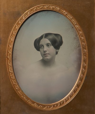 Jeune femme avec cheveux coiffés en deux chignons, années 1850. Créateurs : Josiah Johnson Hawes, Albert Sands Southworth - Josiah Johnson Hawes, Albert Sands Southworth