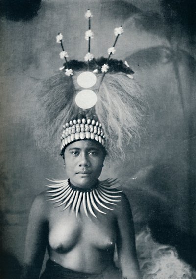 Une femme samoane portant un collier de dents de cachalot et une coiffe cérémonielle, 1902 - Josiah Martin