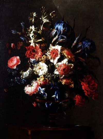 Iris, pivoines, convolvulus et autres fleurs dans une urne sur un piédestal - Juan de Arellano