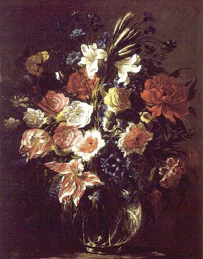 Lys, pivoines, tulipes, bleuets et autres fleurs dans un vase en verre sur un piédestal - Juan de Arellano