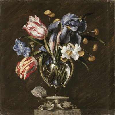 Tulipes, jonquilles, iris et autres fleurs dans un vase en verre sur un socle sculpté, avec un papillon - Juan de Arellano