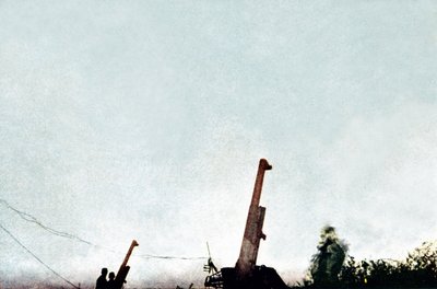 Canons antiaériens en action : depuis le 21 février, 25 avions et un ballon dragon ont été abattus par les batteries, Verdun, septembre 1916 - Jules Gervais Courtellemont