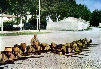 Tirailleurs marocains et un officier français au bord du village pendant la bataille de la Marne à l