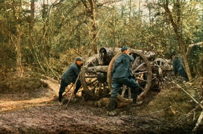 Trois soldats français dans les bois avec un obusier, Verdun, septembre 1916 - Jules Gervais Courtellemont