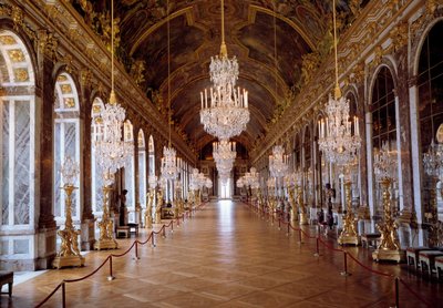 Architecture : vue de la Galerie des Glaces à Versailles restaurée par l
