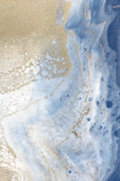 Ces motifs tourbillonnants bleus et dorés évoquent un paysage cosmique - Julia Contacessi