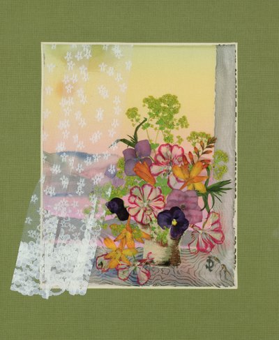 Fleurs mélangées dans un vase sur un rebord de fenêtre - Julia Gibson