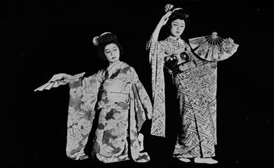 Danseuse Kimi-chiyo présente à presque toutes les fêtes de style japonais à Tokyo c1900, 1921 - Julian Leonard Street