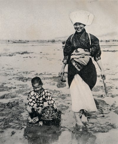 Creuser des palourdes à marée basse dans la baie de Tokyo, c1900 - Julian Leonard Street