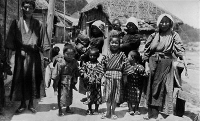 Grande famille de jeunes pêcheurs à Nabuto, avec neuf enfants, vers 1900, 1921 - Julian Leonard Street