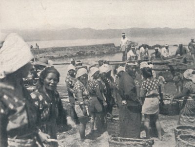 Tai-no-ura - bateaux de pêche, hommes et femmes avec filets et paniers, vers 1900, 1921 - Julian Leonard Street